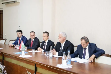 İnam Kərimov Macarıstanın xarici işlər nazirini qəbul edib