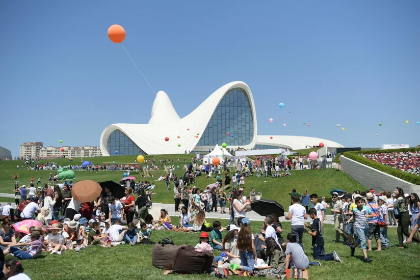 Heydər Əliyev Mərkəzinin parkında Uşaq festivalı keçirilib