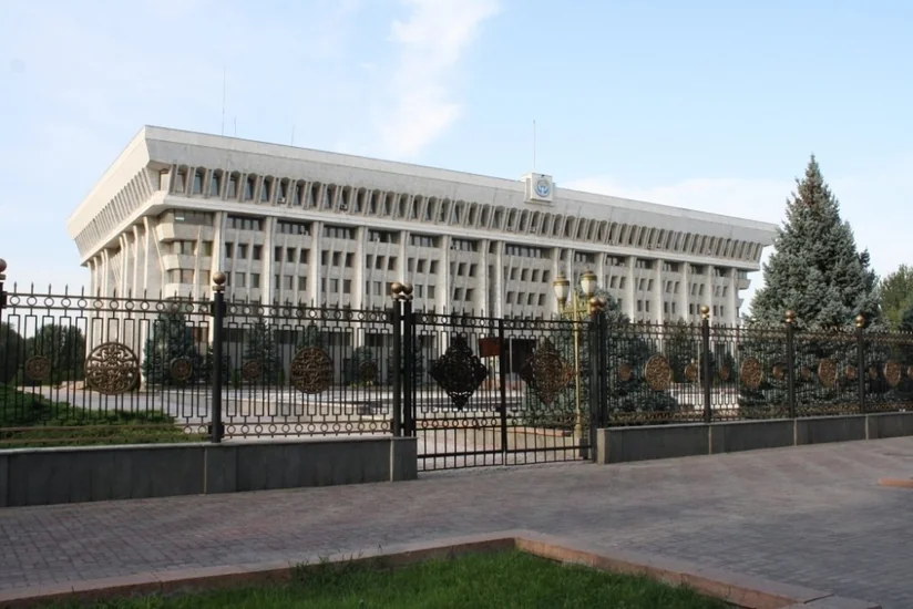 У 26 сотрудников аппарата правительства Кыргызстана нашли COVID-19