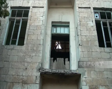 Kürdəmirdə üçmərtəbəli binanın bir hissəsi uçub, sakinlər təhlükə qarşısındadır
