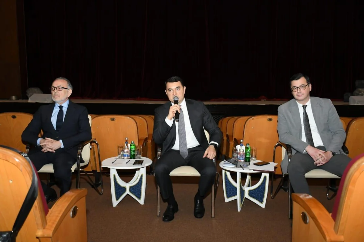 Mədəniyyət naziri Akademik Rus Dram Teatrının kollektivi ilə görüşüb