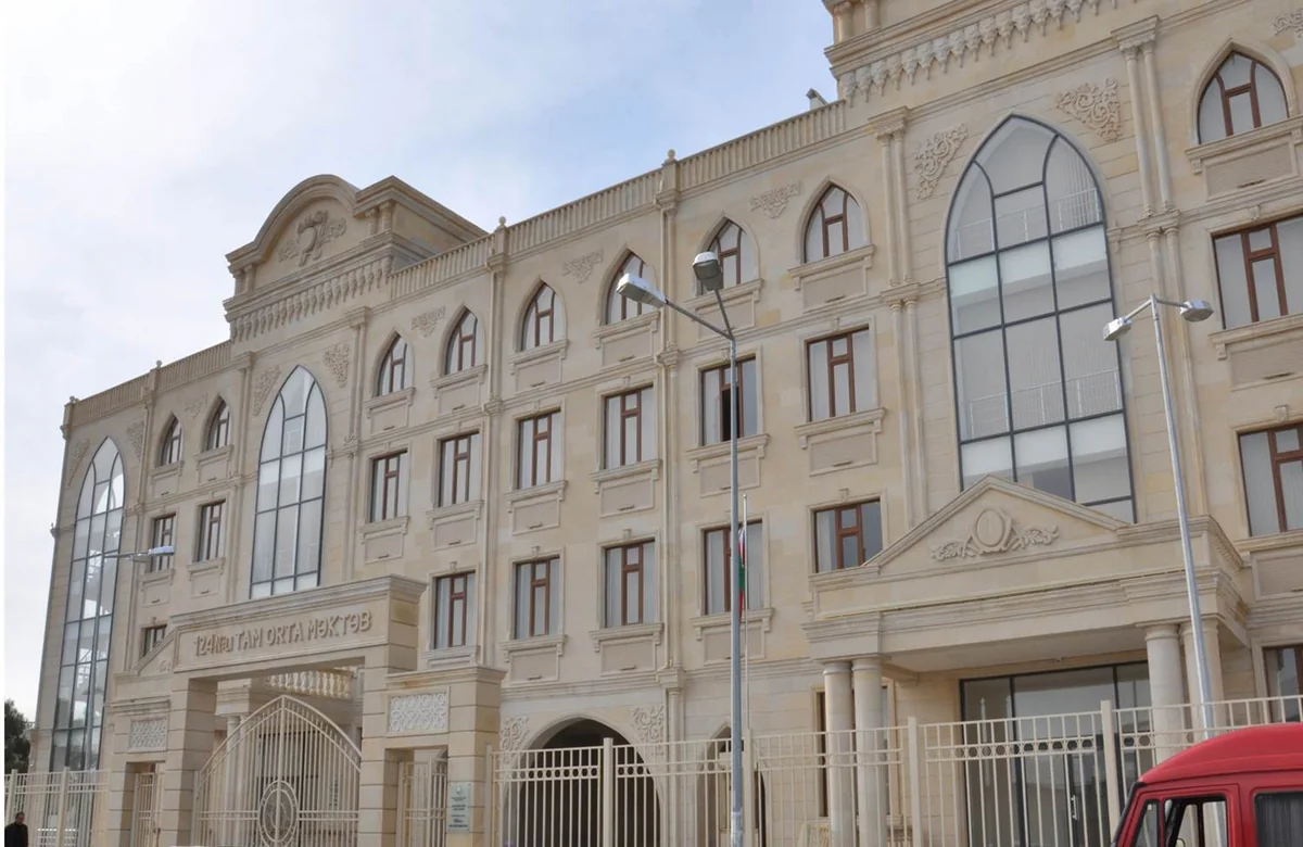 Bakıda orta məktəb şagirdi yıxılaraq xəsarət alıb