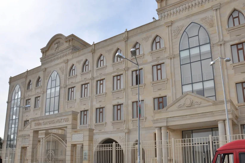 Bakıda orta məktəb şagirdi yıxılaraq xəsarət alıb
