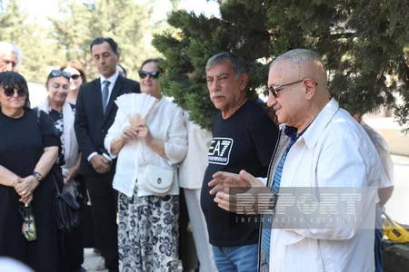 Mədəniyyət nümayəndələri Xalq artisti Şahmar Ələkbərovu məzarı önündə yad ediblər