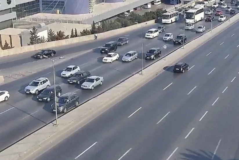 Bakının bir sıra yollarında sıxlıq var - SİYAHI