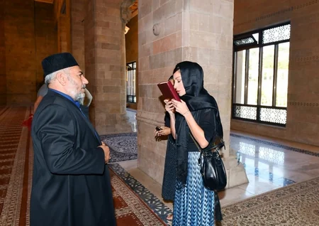 Mehriban Əliyeva Şamaxı Cümə məscidində olub - YENİLƏNİB