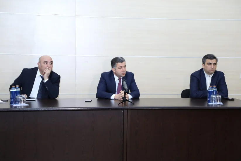 Azəriqaz”ın baş direktoru Şamaxıda vətəndaşları qəbul edib