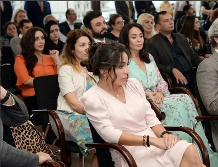 Leyla Əliyeva “Pəncərədən düşən işıq” sənədli filminin nümayişində iştirak edib - FOTO