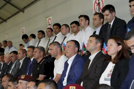 Protezlə təmin edilən qazilər futbol oynayıb