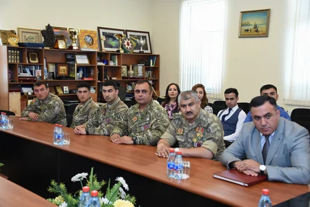 Azad Rəhimov aprel döyüşlərində iştirak etmiş zabitlərlə görüşüb