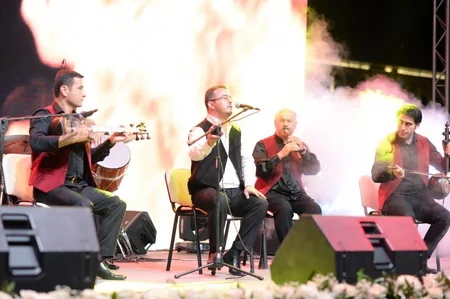 Heydər Əliyev Mərkəzinin parkında muğam-caz konserti olub