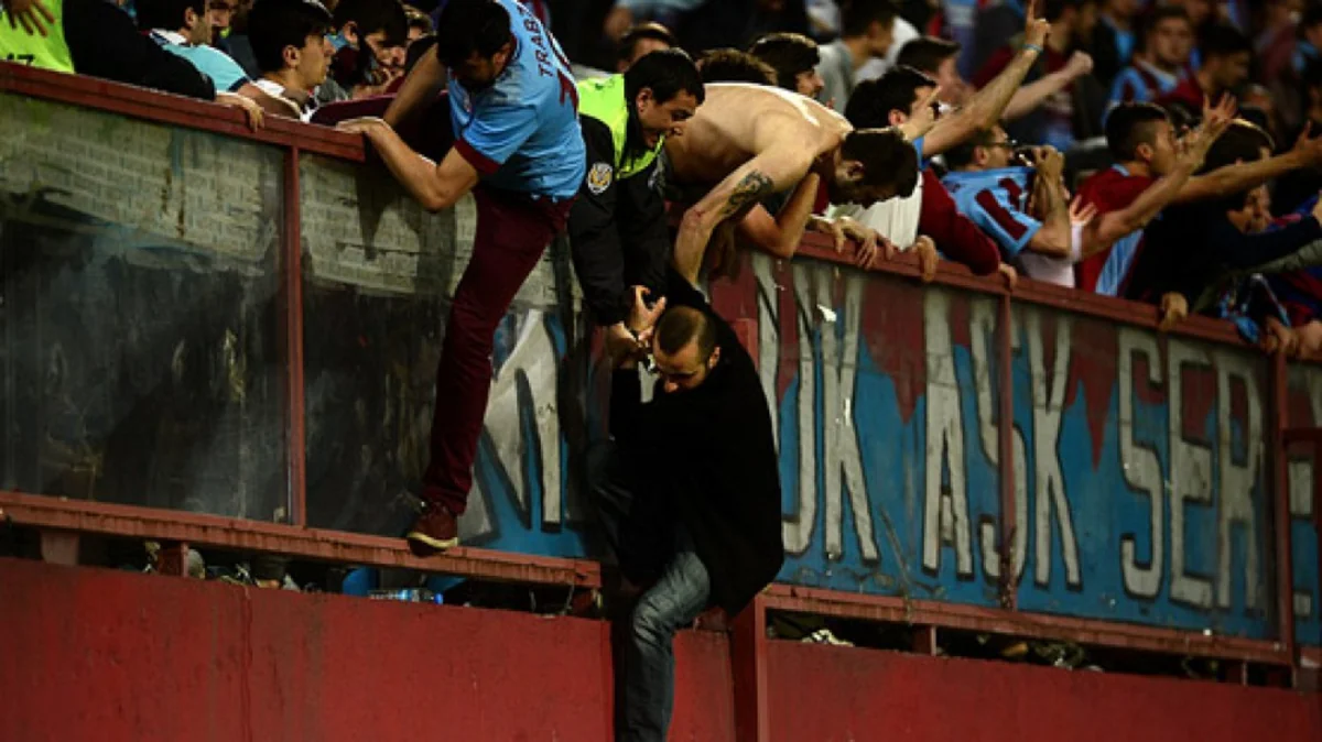Trabzonspor - Fənərbaxça oyunu yarımçıq dayandırılıb