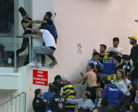 ​Fənərbağça - Qalatasaray matçından öncə azarkeşlər arasında toqquşma baş verib