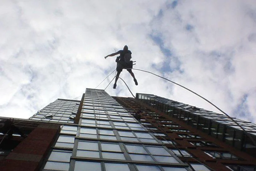 “Metak” şirkətinin əməkdaşı hündürlükdən yıxılması nəticəsində ölüb