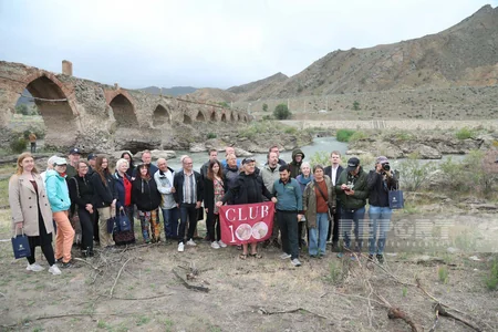 İsveçli səyahətçilər Xudafərin körpüsünü ziyarət ediblər