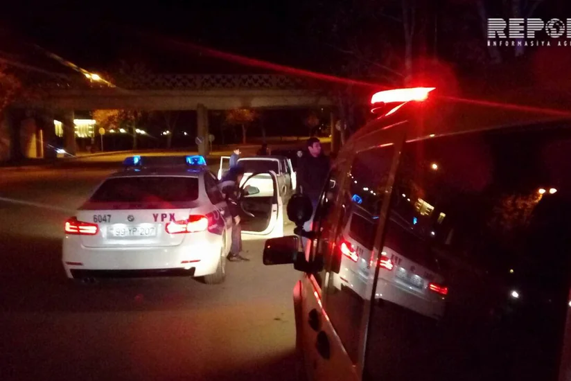 Gəncədə maşın ağaca çırpılıb, sürücü və qadın sərnişin yaralanıb - FOTO