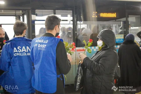 BNA könüllüləri dayanacaqlarda xanımlara gül təqdim edib