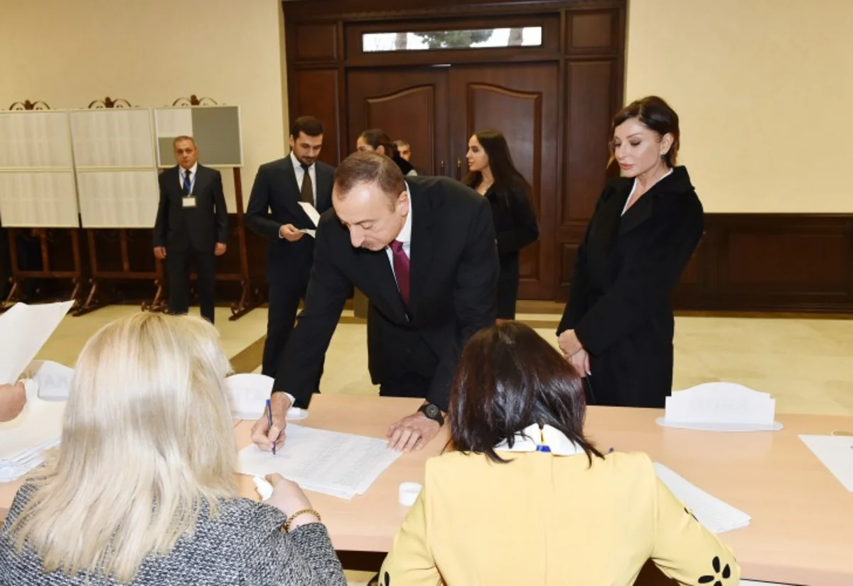 ​Azərbaycan Prezidenti İlham Əliyev 6 saylı seçki məntəqəsində səs verib