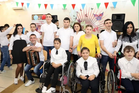 Nazir sağlamlıq imkanları məhdud uşaqlarla görüşüb