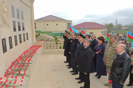 Aprel döyüşlərinin ikinci ildönümü zəfər yürüşü ilə qeyd edilib
