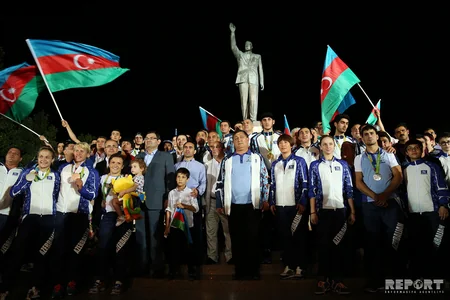 Azərbaycanın olimpiya yığması Vətənə dönüb - FOTOREPORTAJ
