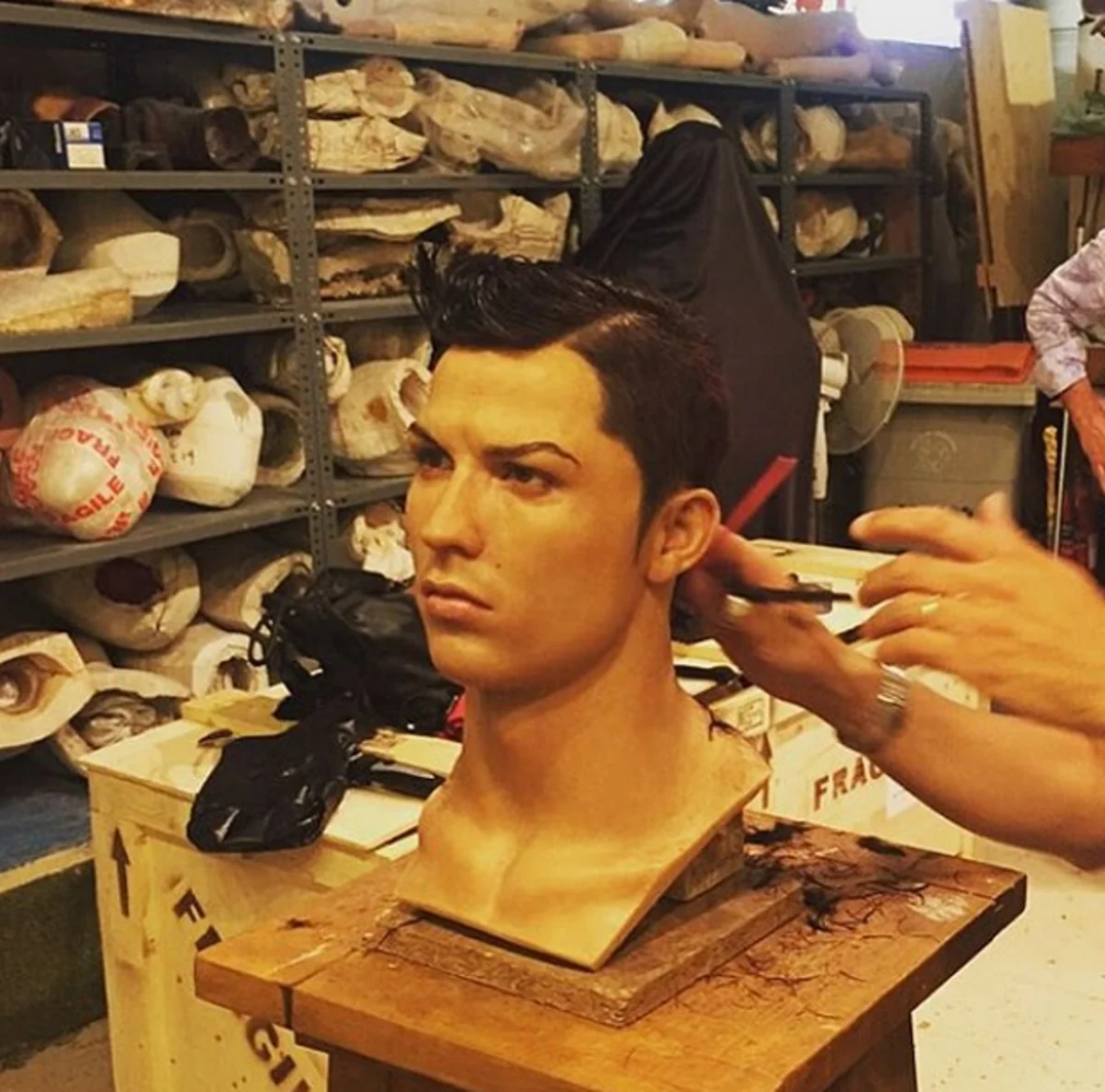 ​Ronaldu malikanəsi üçün mum heykəlini sifariş edib