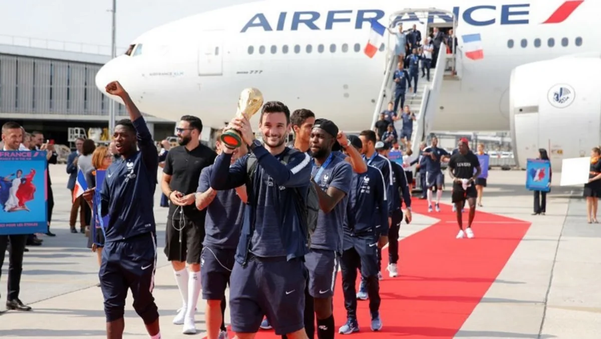 Fransa yığmasını Parisdə minlərlə insan qarşılayıb