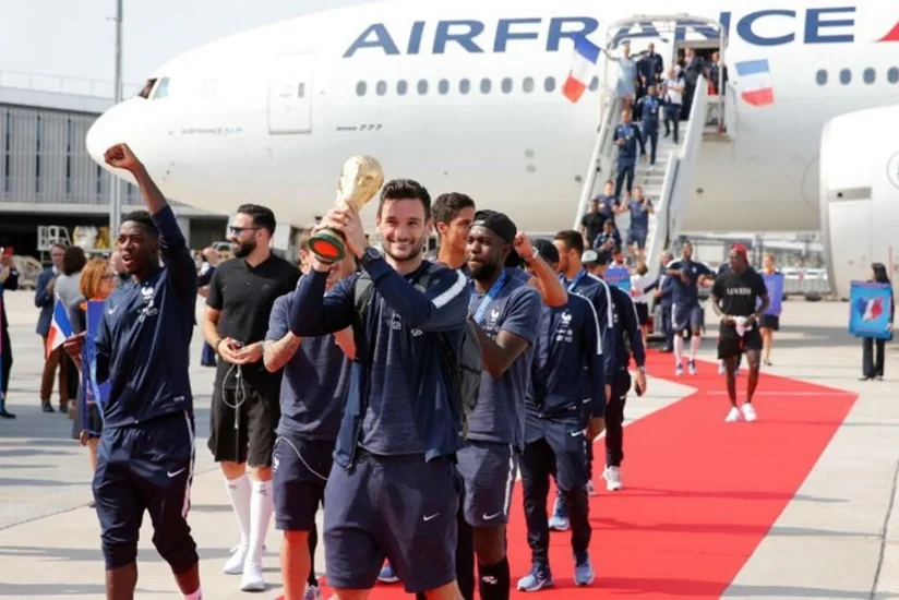 Fransa yığmasını Parisdə minlərlə insan qarşılayıb