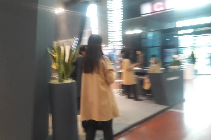 Women refuse to wear hijab at international exhibition in Iran