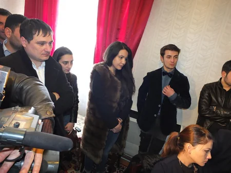 Milli Məclisin deputatı Xocalı soyqırımı zamanı 20 nəfər yaxınını itirmiş qadına baş çəkib