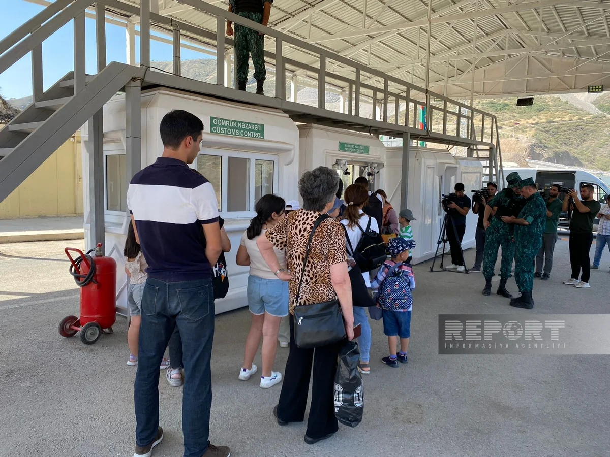 Civilian Armenians freely move through Lachin border checkpoint