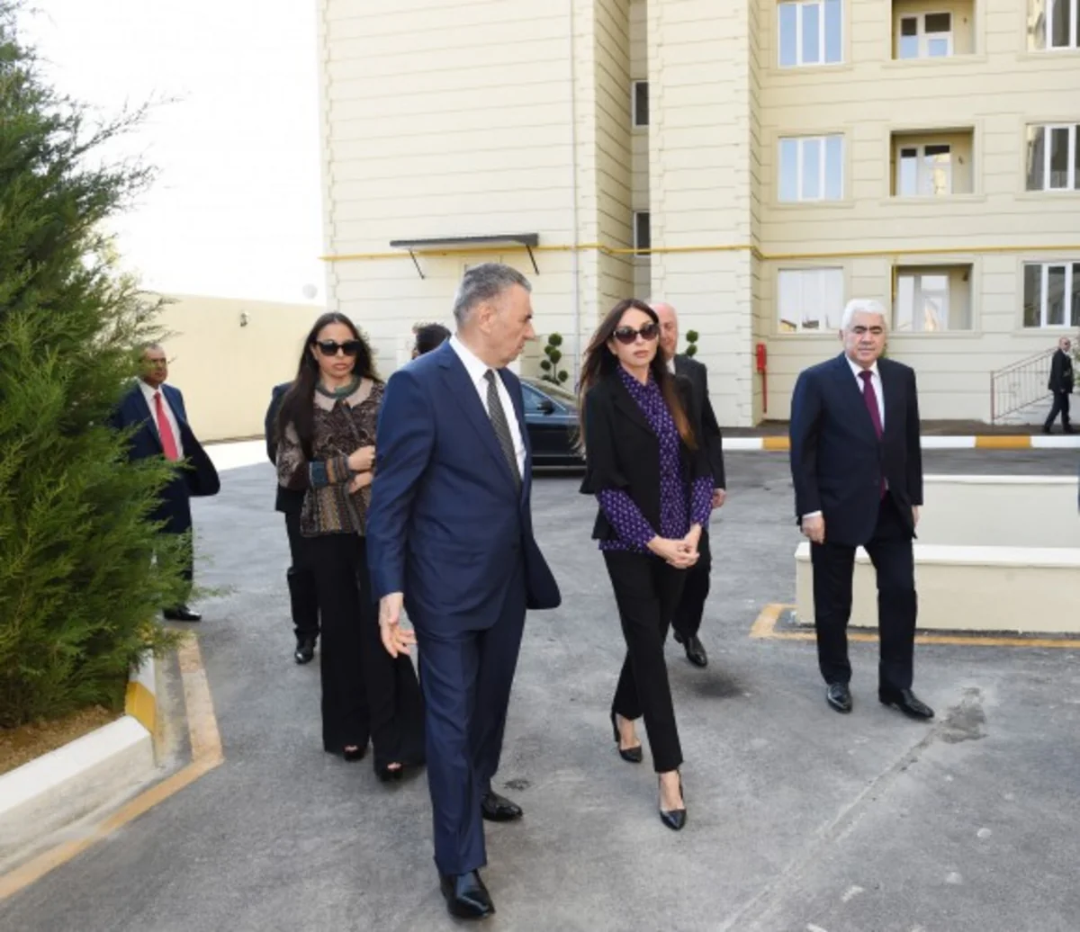 ​Azərbaycanın birinci xanımı Xırdalanda məcburi köçkün ailələri üçün inşa edilən binanın açılışında iştirak edib - FOTO
