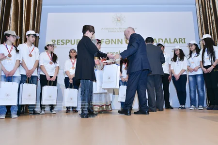 Azərbaycanda məktəblilərin fənn olimpiadasının qalibləri mükafatlandırılıb - FOTO