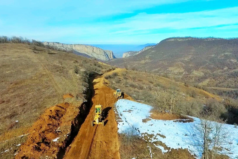 Dövlət başçısı Zəfər yolu üzərindəki körpünün inşası ilə tanış olub