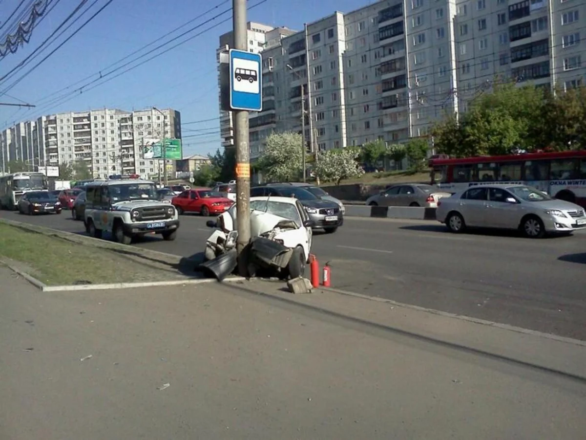 ​Bakıda minik avtomobili dirəyə çırpılıb