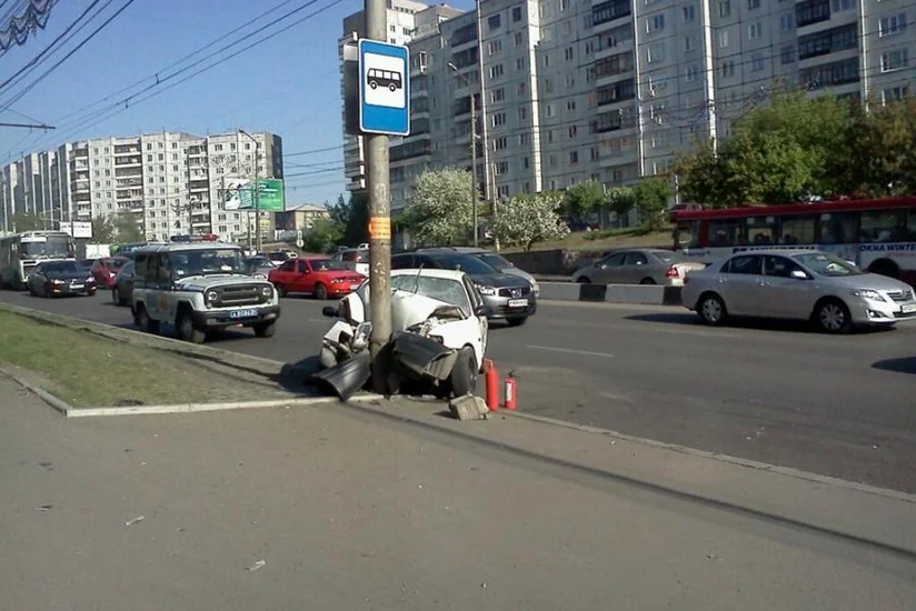 ​Bakıda minik avtomobili dirəyə çırpılıb