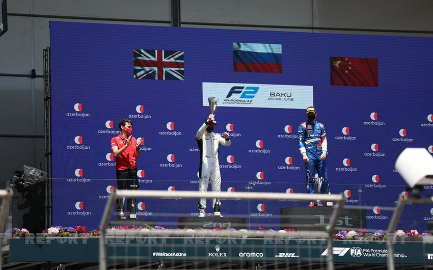 Formula 2: İlk sprint yarışının qalibləri mükafatlandırıldı - YENİLƏNİB