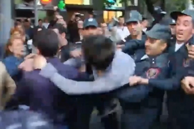 ​Yerevanda polis Prezident Administrasiyasına yürüş edən 42 nəfəri saxlayıb - YENİLƏNİB