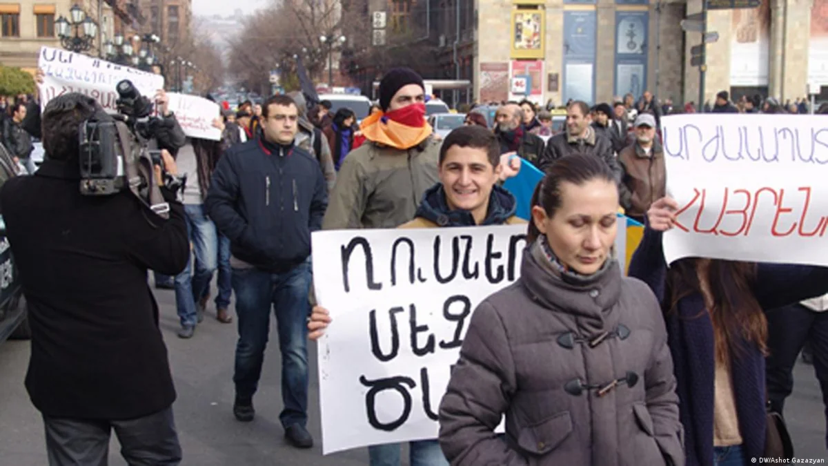 У здания Минобразования Армении прошла акция с требованием отставки министра