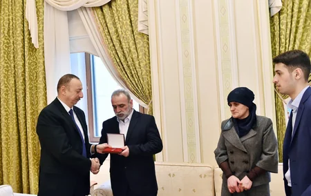Prezident İlham Əliyev Azərbaycanın Milli Qəhrəmanı medalını şəhid Çingiz Qurbanovun atasına təqdim edib - YENİLƏNİB