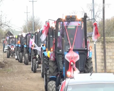 Ağcabədidə bəy qız evinə traktor karvanı ilə gedib - FOTO