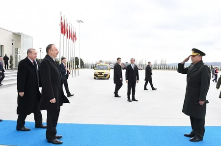 ​Azərbaycan və Türkiyə prezidentləri təyyarədə çay süfrəsi arxasında söhbət ediblər