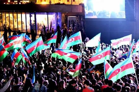 Heydər Əliyev Mərkəzinin parkında Müstəqillik Günü münasibətilə konsert olub