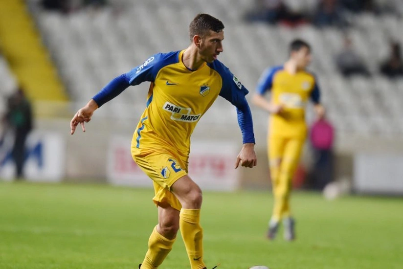 Qarabağın rəqibi futbolçusu ilə müqaviləni ləğv edir