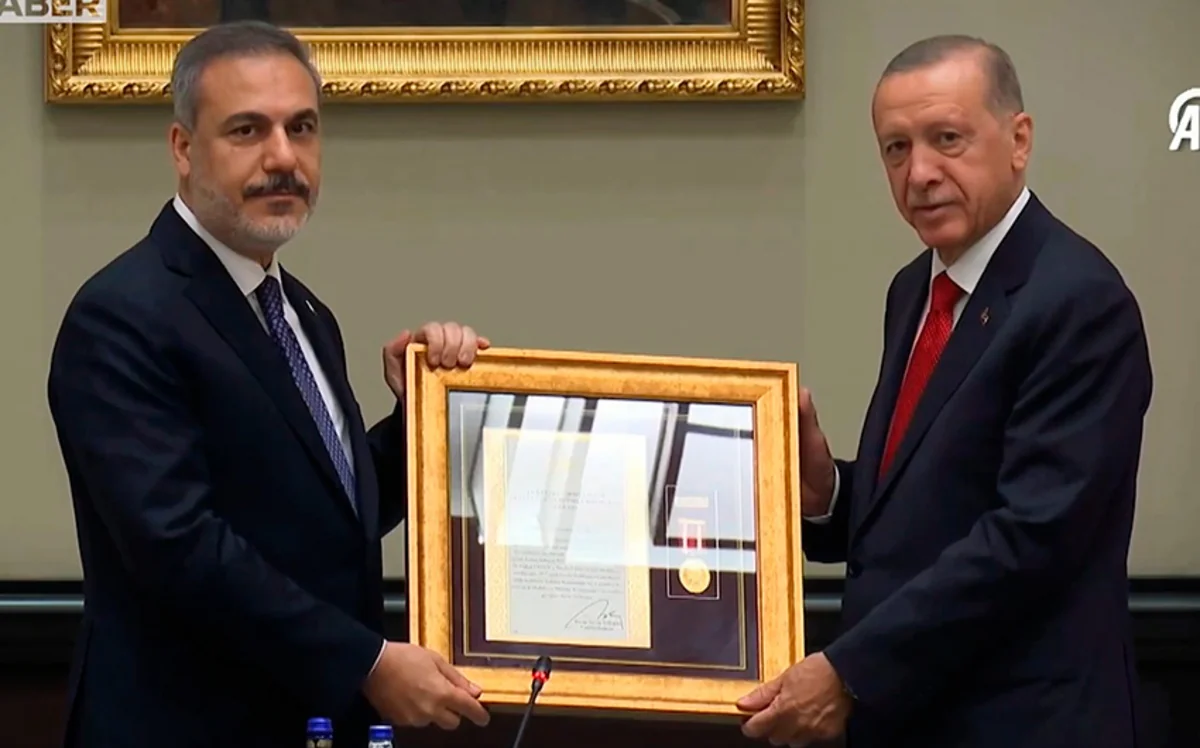 Ərdoğan Hakan Fidana “Dövlətdə üstün xidmət medalı”nı təqdim edib