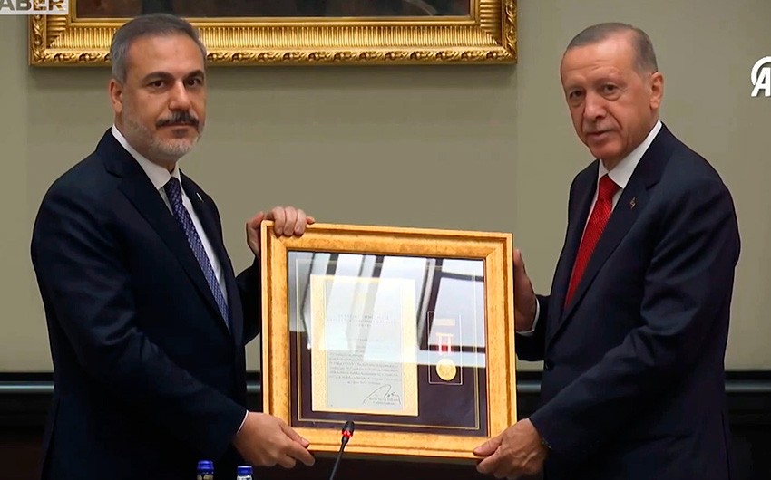 Ərdoğan Hakan Fidana “Dövlətdə üstün xidmət medalı”nı təqdim edib