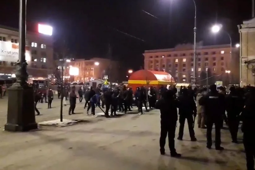 Футбольные фанаты украинского Шахтера и Ромы устроили массовую драку в Харькове - ВИДЕО