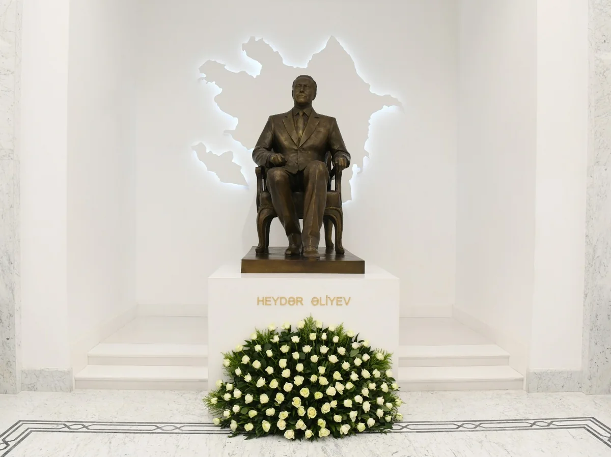 Nazirlər Kabinetinin Aparatında Heydər Əliyevin xatirəsi anılıb