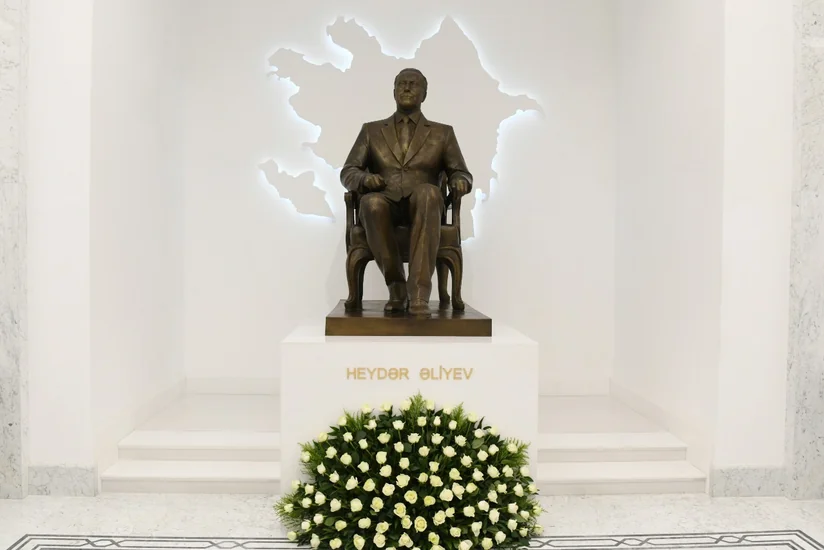 В Аппарате Кабинета министров почтили память Гейдара Алиева