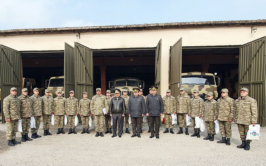 Müdafiə nazirinin müavini hərbi qulluqçularla görüşüb